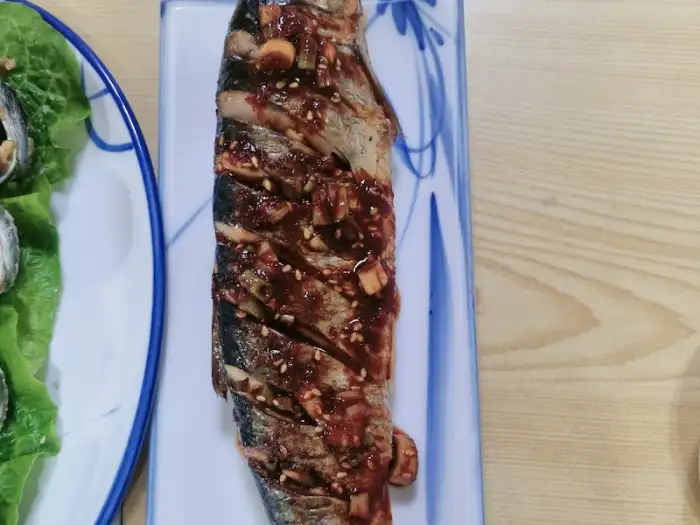 윤기 나는 매콤한 생선구이