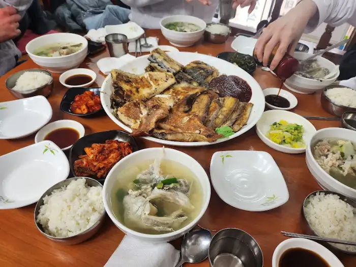 테이블 가득 차려진 푸짐한 한 상차림