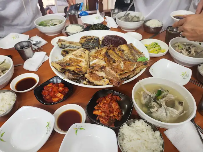 테이블에 놓인 다양한 음식들