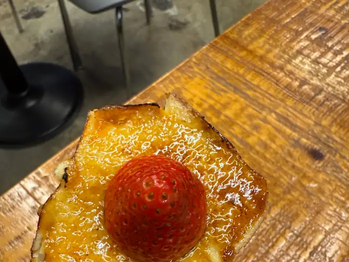 크레페 위에 신선한 딸기가 올려진 모습