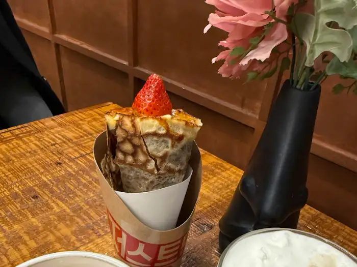 크레페와 함께 제공된 음료들
