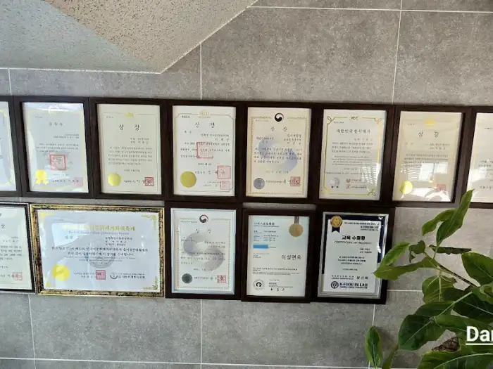 이설 함흥냉면 벽면에 걸린 상장 및 증서들