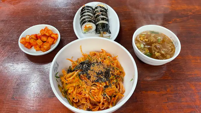 비빔 칼국수, 김밥, 김치, 국물이 함께 나온 상차림