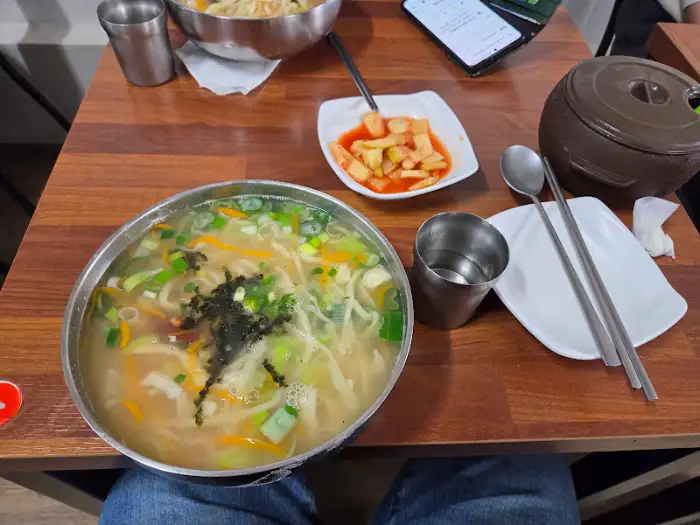 김이 모락모락 나는 칼국수 한 그릇