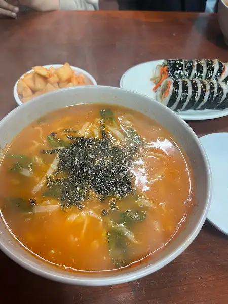 매콤한 국물의 칼국수와 김밥, 김치