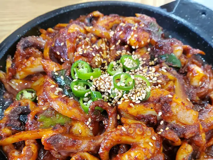 매콤하게 볶아진 쭈꾸미 볶음