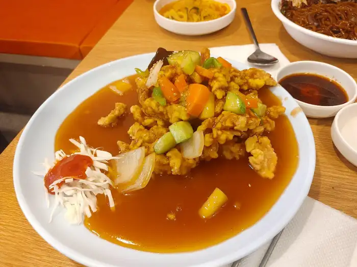 맛깔스러운 탕수육 접시 모습