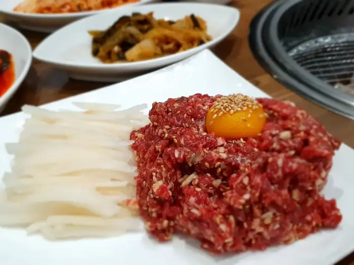 육회와 얇게 썬 무채