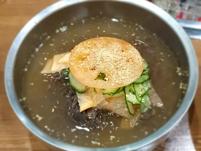 차가운 물에 담긴 냉면