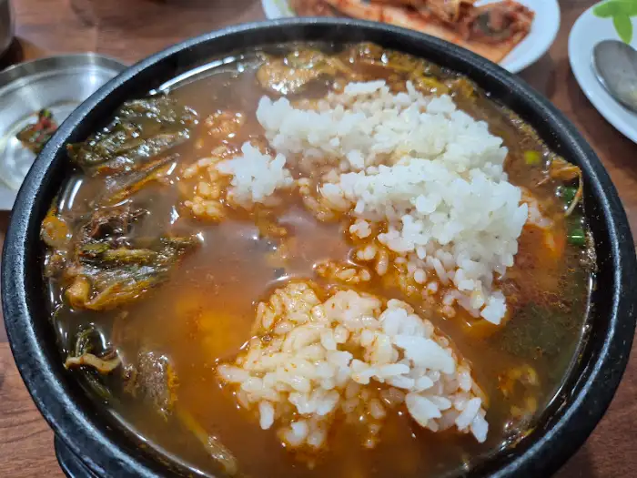 밥에 얹어진 건더기