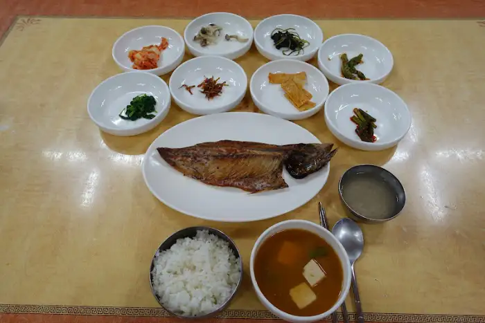 푸짐하게 차려진 고등어구이 정식 상차림