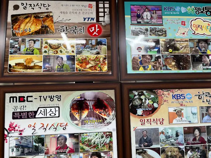 식당 내부 모습과 벽면에 걸린 사진들