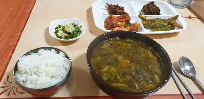 푸짐한 어탕국수와 정갈한 밑반찬