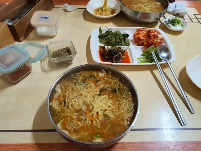 테이블에 차려진 어탕국수와 밥