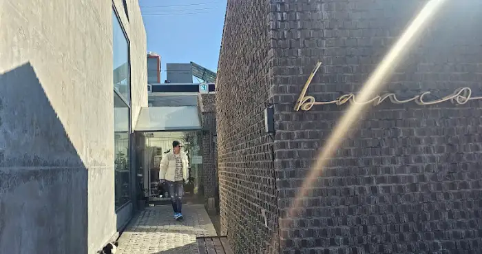 감각적인 간판이 보이는 골목길 풍경