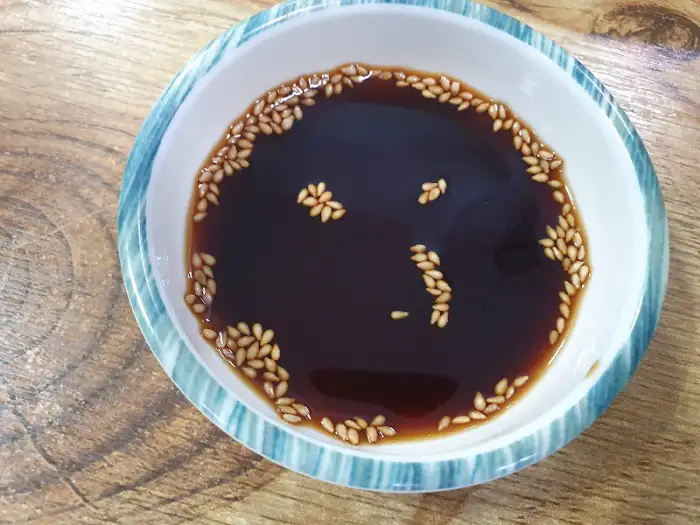 참깨 뿌려진 간장 소스