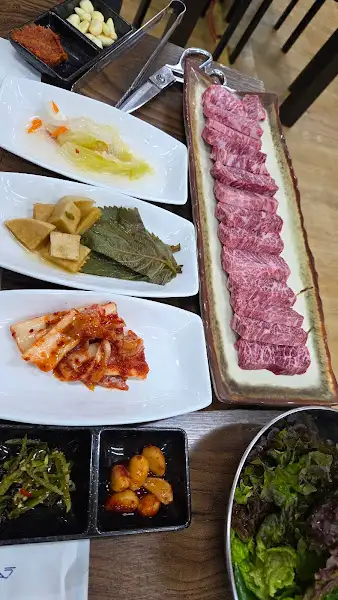 불판 위에서 구워지는 꽃갈비살