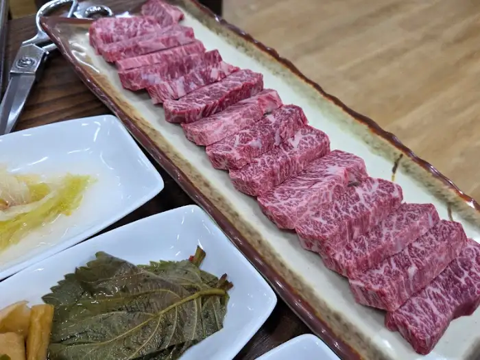 식당 내부 테이블 세팅 모습