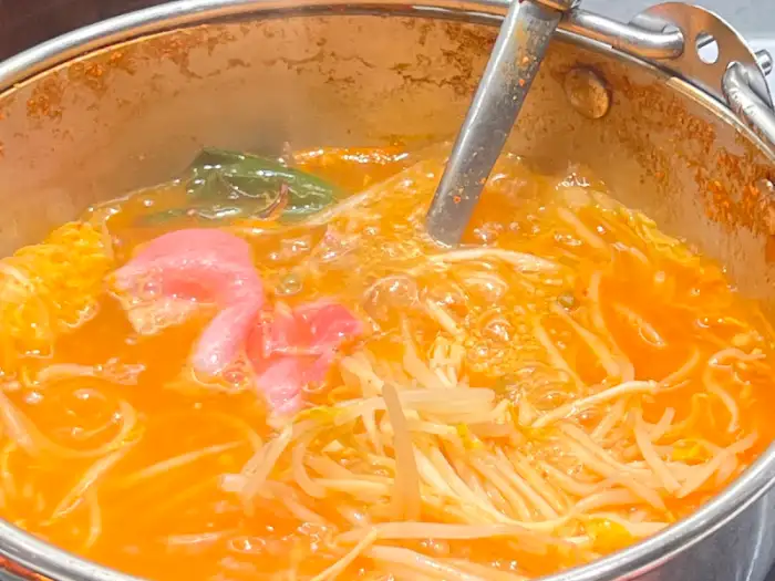 끓고 있는 샤브샤브 국물 속 면과 재료들