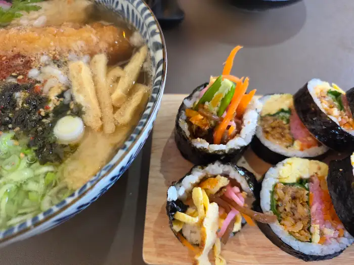 멸치 김밥과 우동 클로즈업