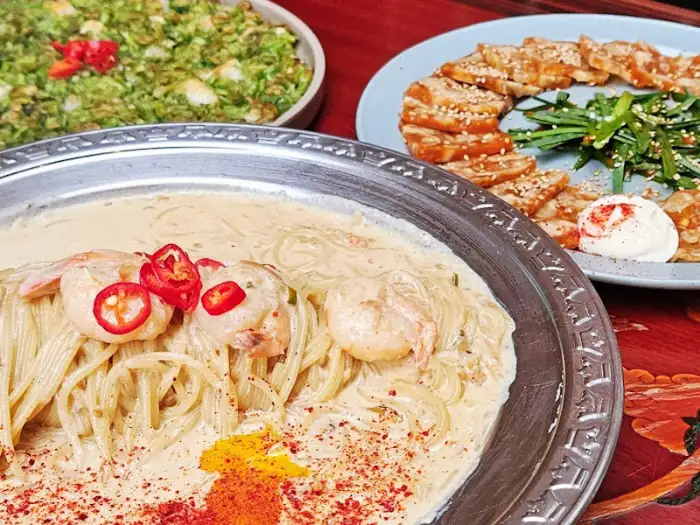 장미술상 내부 인테리어와 음식