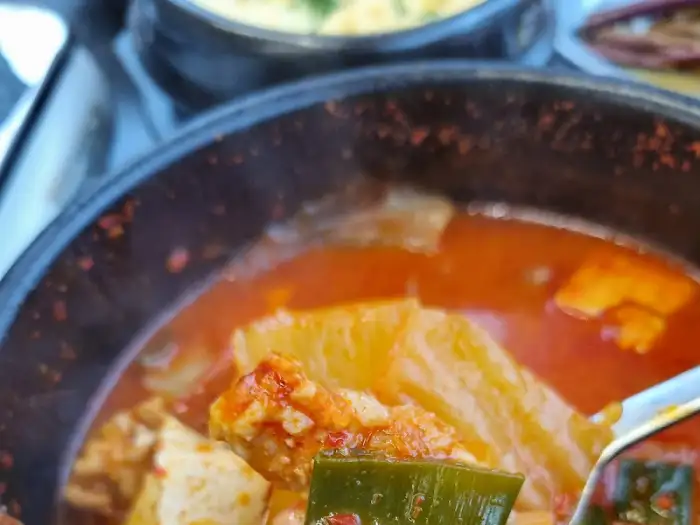진하고 얼큰해 보이는 김치찌개