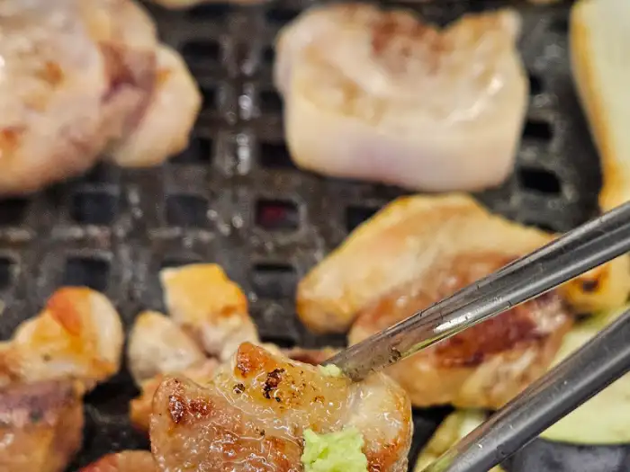 달궈진 불판 위에서 맛있게 익어가는 돼지고기