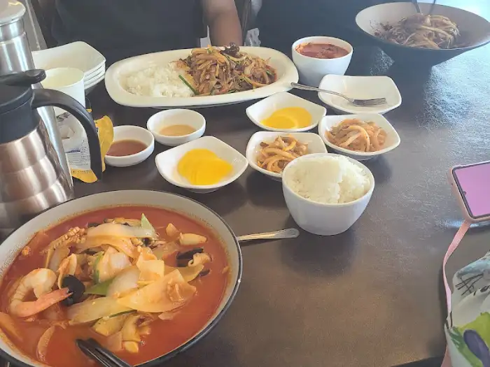 진해반점 테이블 세팅 - 다양한 요리와 반찬