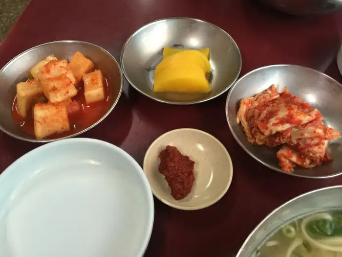 정갈하게 차려진 반찬과 만두국