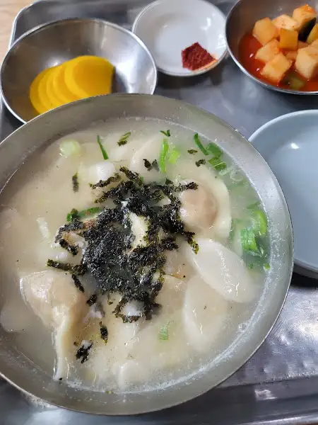 푸짐한 만두가 가득 들어간 만두국