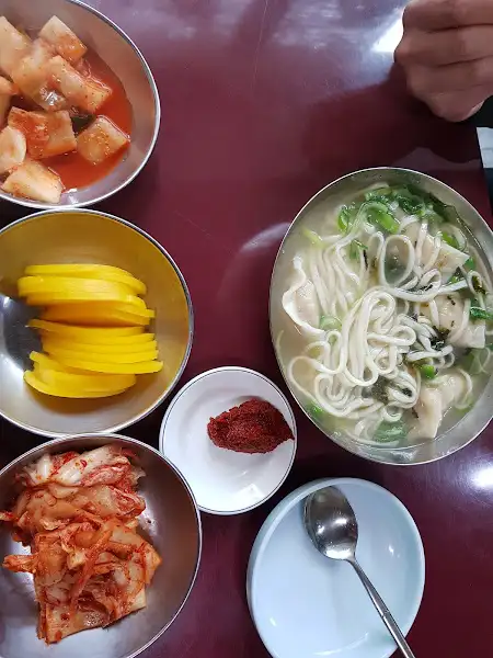 만두국 위에서 춤추는 김가루와 파