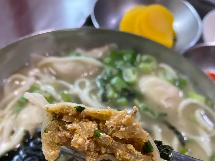 만두 속이 꽉 찬 클로즈업 모습