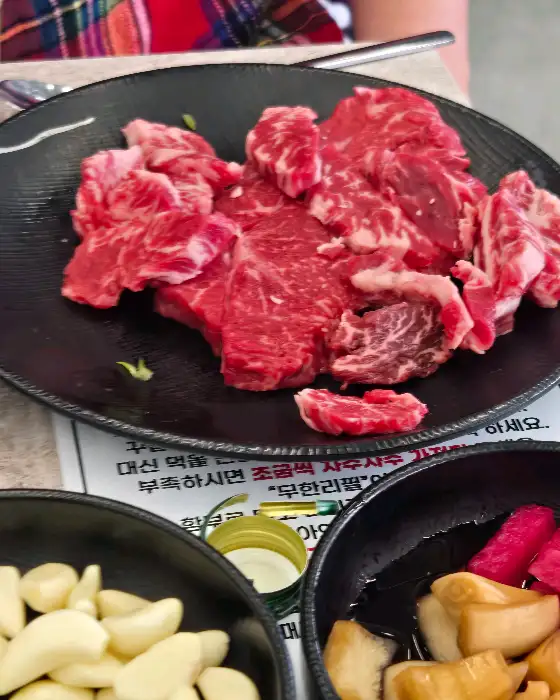 신선한 생소고기 한 접시