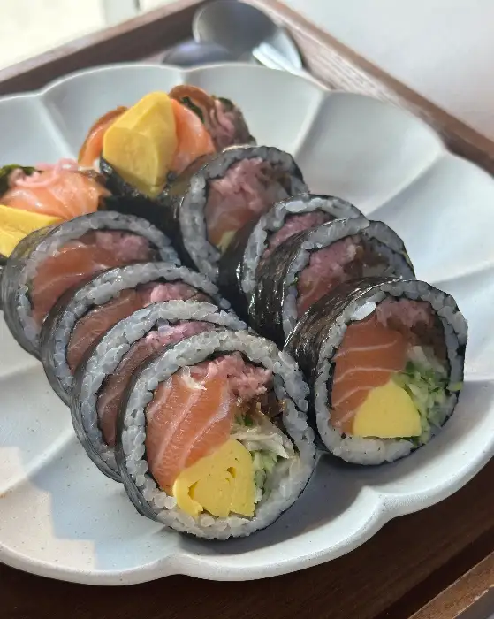 속이 꽉 찬 생연어김밥 단면