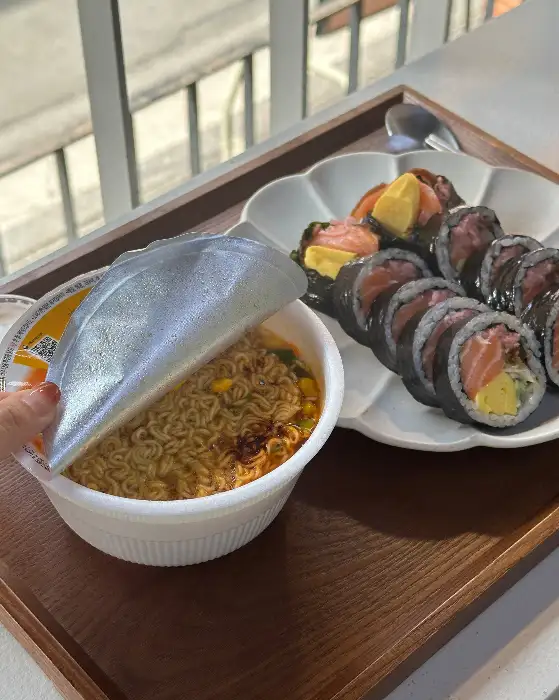 김밥과 함께 나온 육개장 사발면