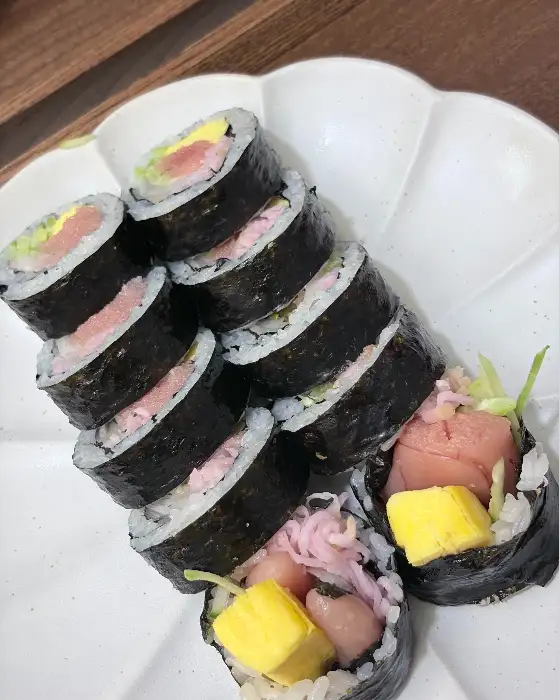 다양한 종류의 김밥이 담긴 접시