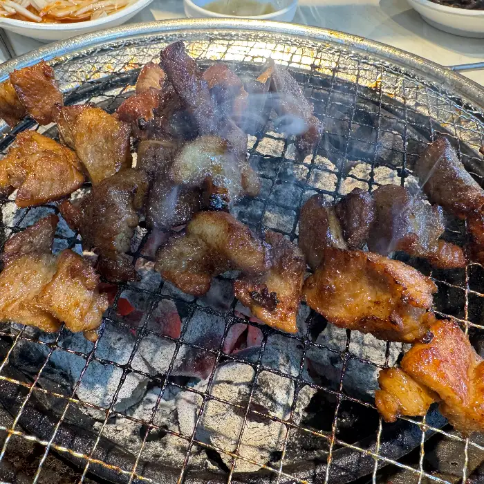 숯불 위에서 맛있게 구워지고 있는 양념갈비