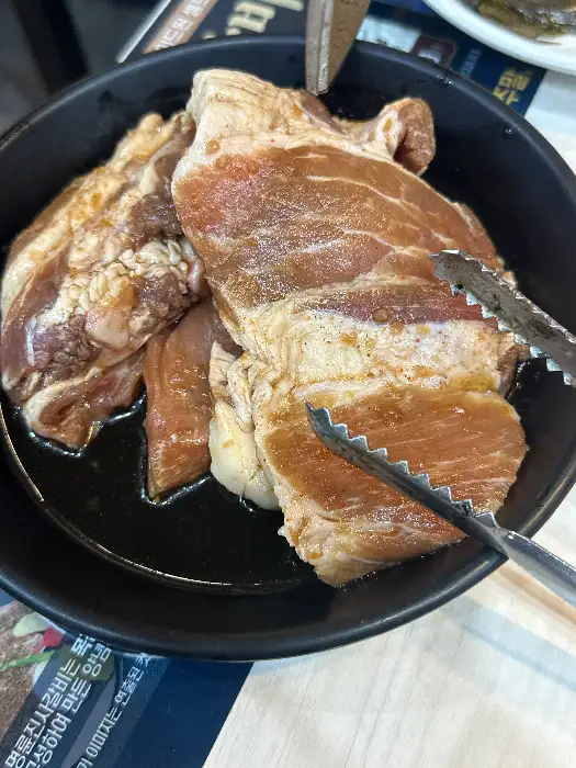 두툼하고 신선한 돼지갈비 덩어리
