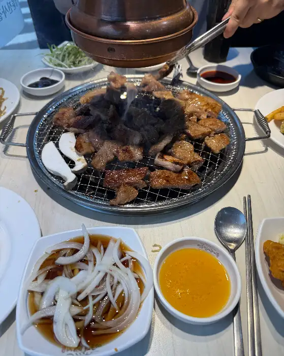 고기와 곁들여 먹기 좋은 쌈채소와 소스