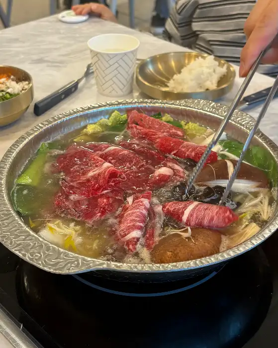 얇게 썰어 접시에 담겨 나온 신선한 한우 고기