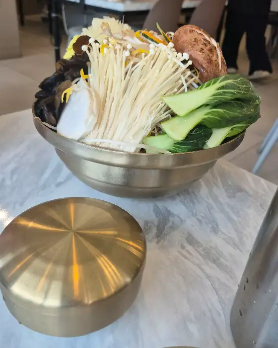 샤브샤브 냄비에 담긴 신선한 채소와 버섯, 국물