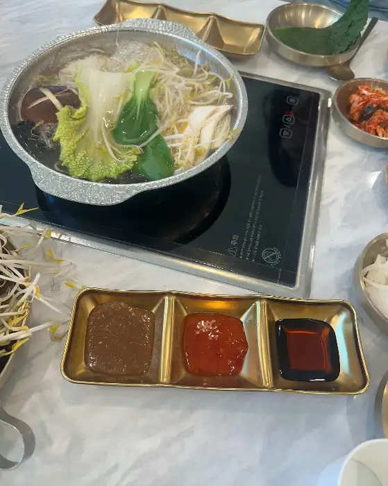 샤브샤브 냄비와 함께 나온 소스, 그리고 샐러드바 일부