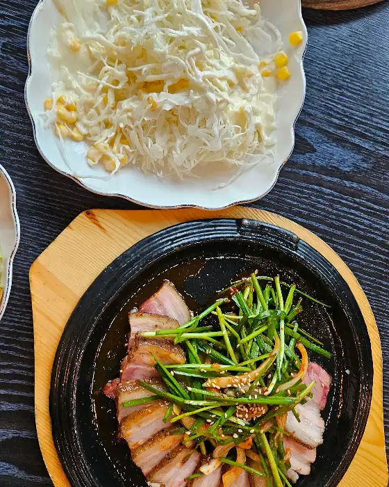 잘 익은 삼겹살 구이와 쌈 채소