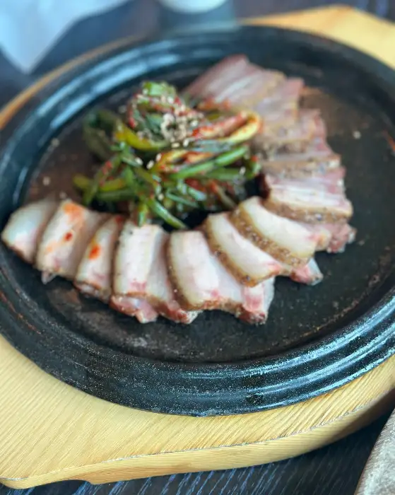 잘 익은 고기와 쌈 채소