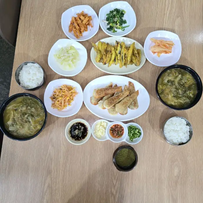 푸짐하게 차려진 황토추어탕 한상차림