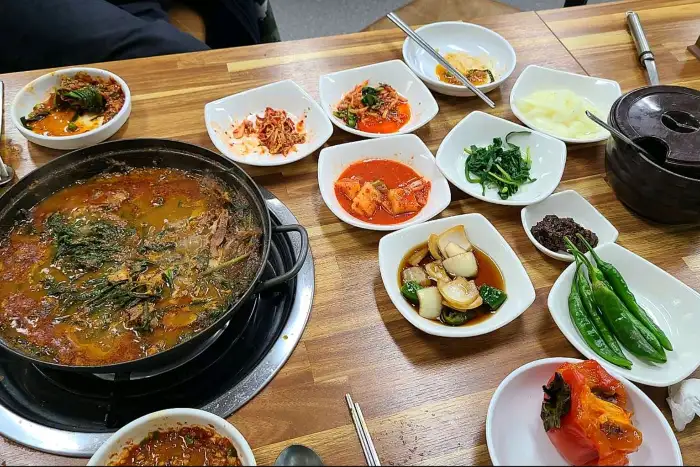 다양하고 정갈한 밑반찬들