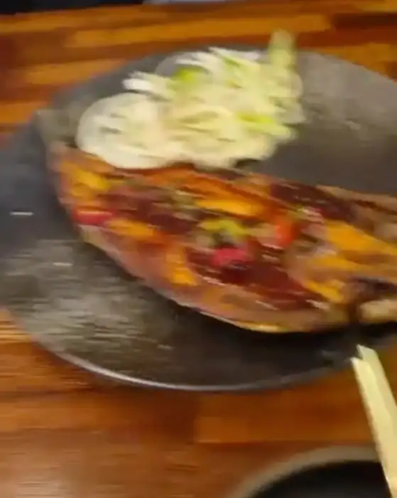 접시에 담겨 나온 메인 요리로 보이는 생선구이와 곁들임 채소