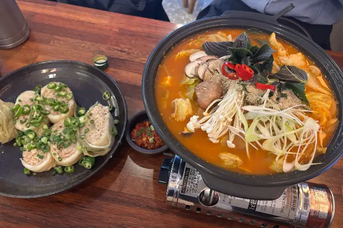 전골 냄비와 함께, 곁들임으로 나온 속이 꽉 찬 만두