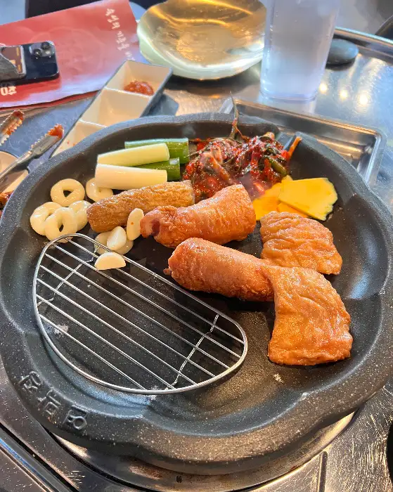 잘 구워진 막창과 냉삼겹, 곁들임 채소