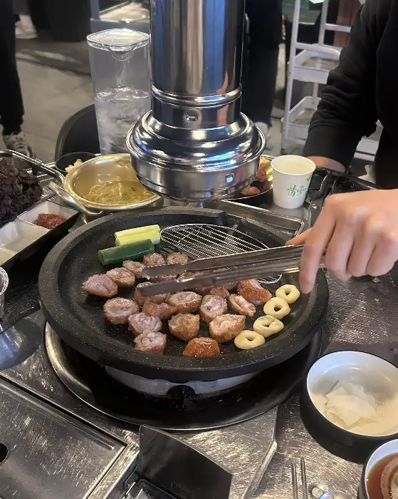집게로 막창을 뒤집는 모습